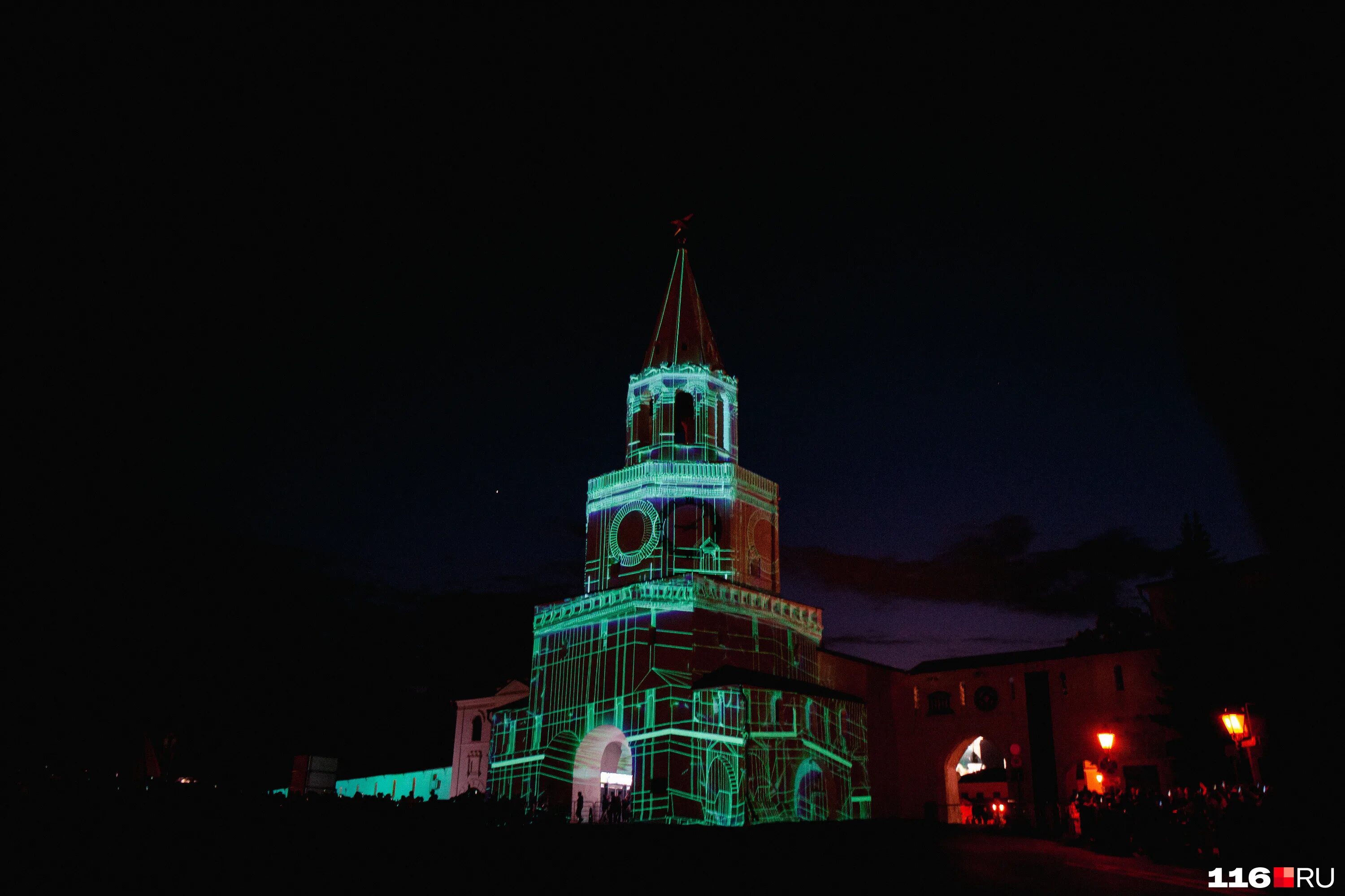 Альфа банк устроил световое шоу на здании. Лазерное шоу в москве на воробьевых горах. Альфа банк устроил световое шоу на здании. Альфа банк устроил световое шоу на здании. Видеопроекция мгу день города 2011 москва.