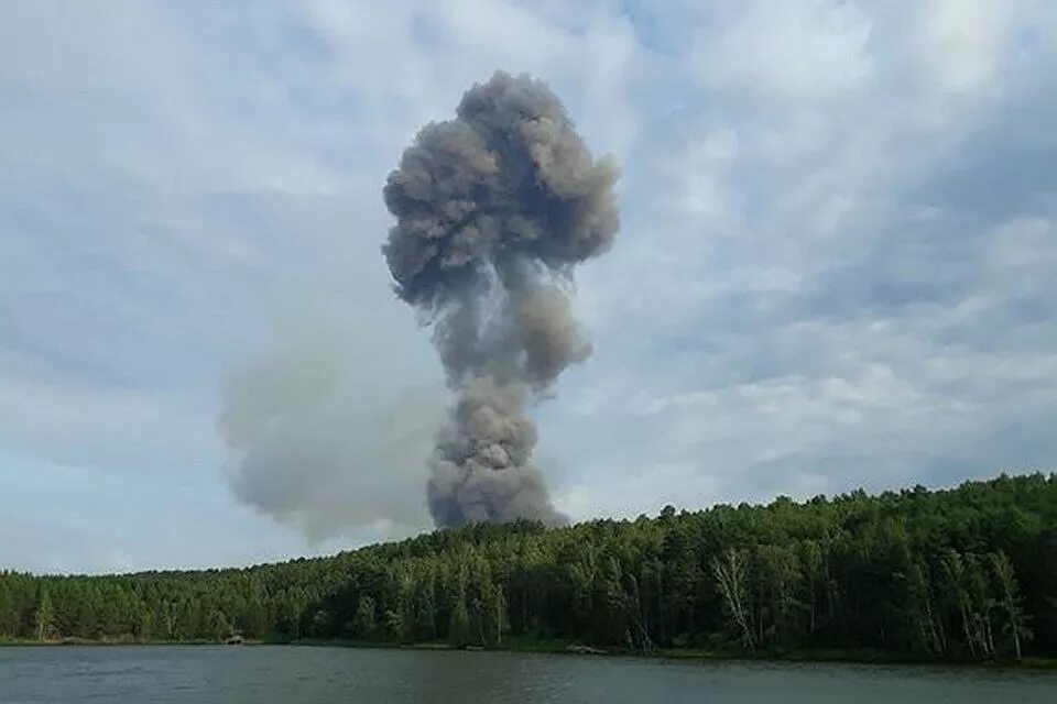 Включи самые большие взрывы. Ачинск взрывы боеприпасов. Ачинск Арсенал взрыв.