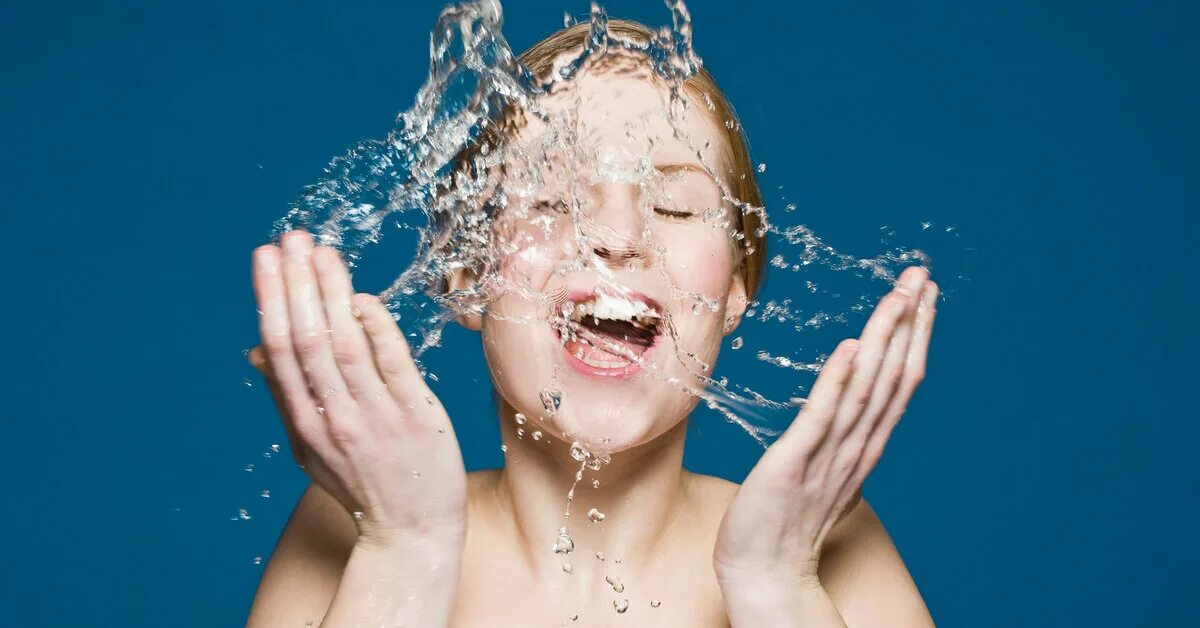 Умываться фото. Девушка умывается водой. Умывание лица. Умываться водой. Лицо в воде.
