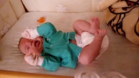 1 месяц дергает ногами