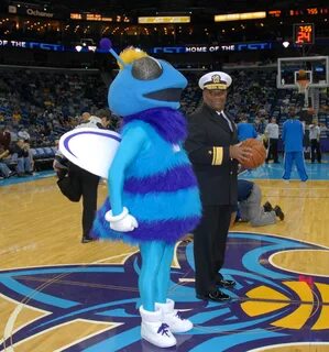 Victor G. Guillory watches the mascot for the New Orleans Hornets.jpg. d:Sp...