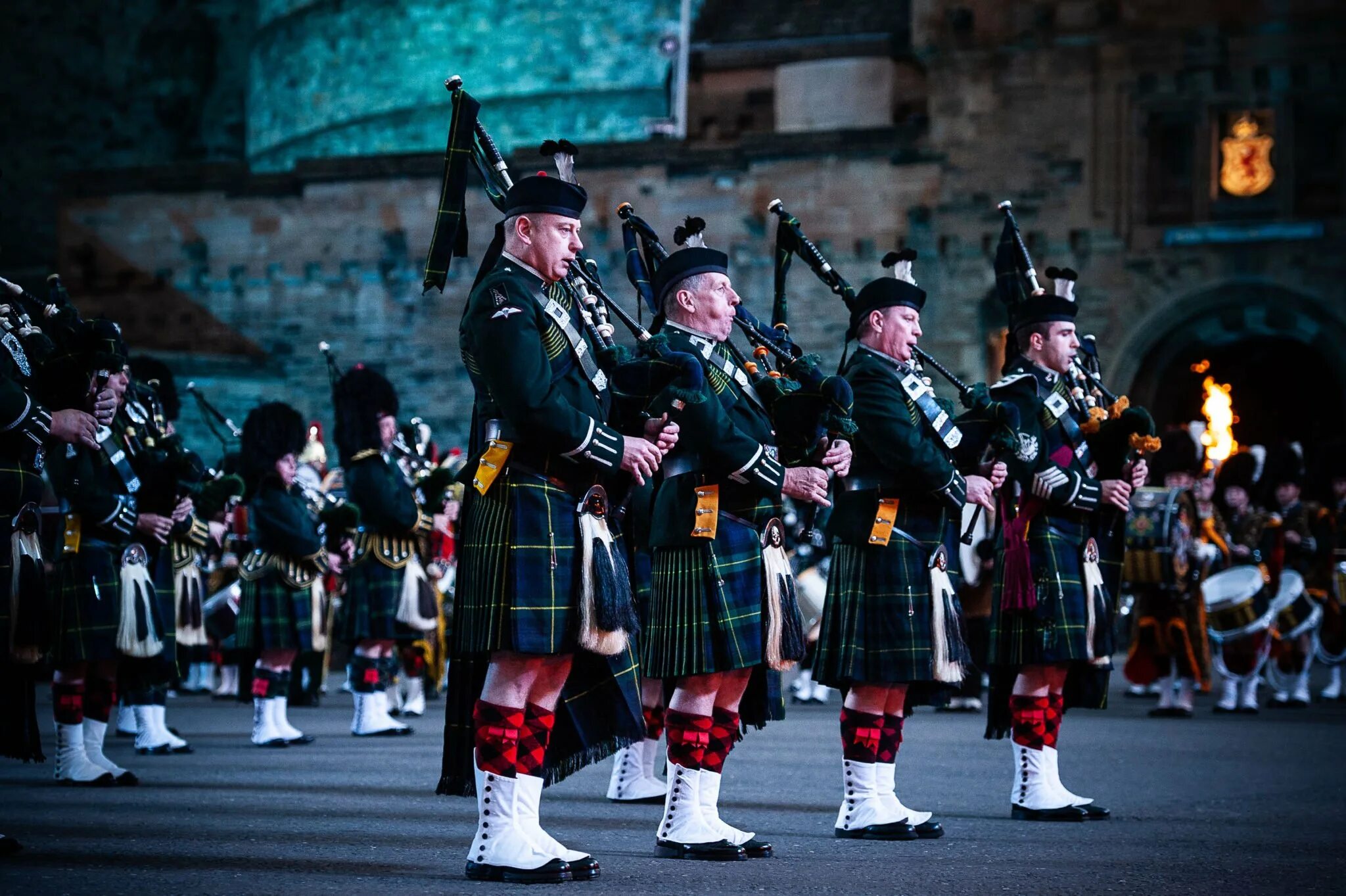 Шотландия килт волынка. Скотланд Edinburgh Military Tattoo. Парад волынщиков в Шотландии. Эдинбургский замок парад военных оркестров.