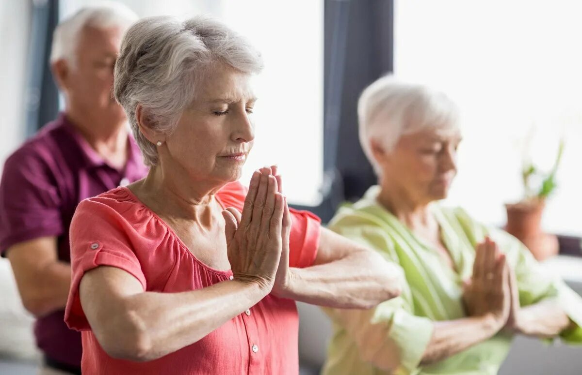 Активное долголетие для пожилых. Йога для пожилых. Пожилые люди. Йога для людей старшего возраста. Занятия для пожилых людей.
