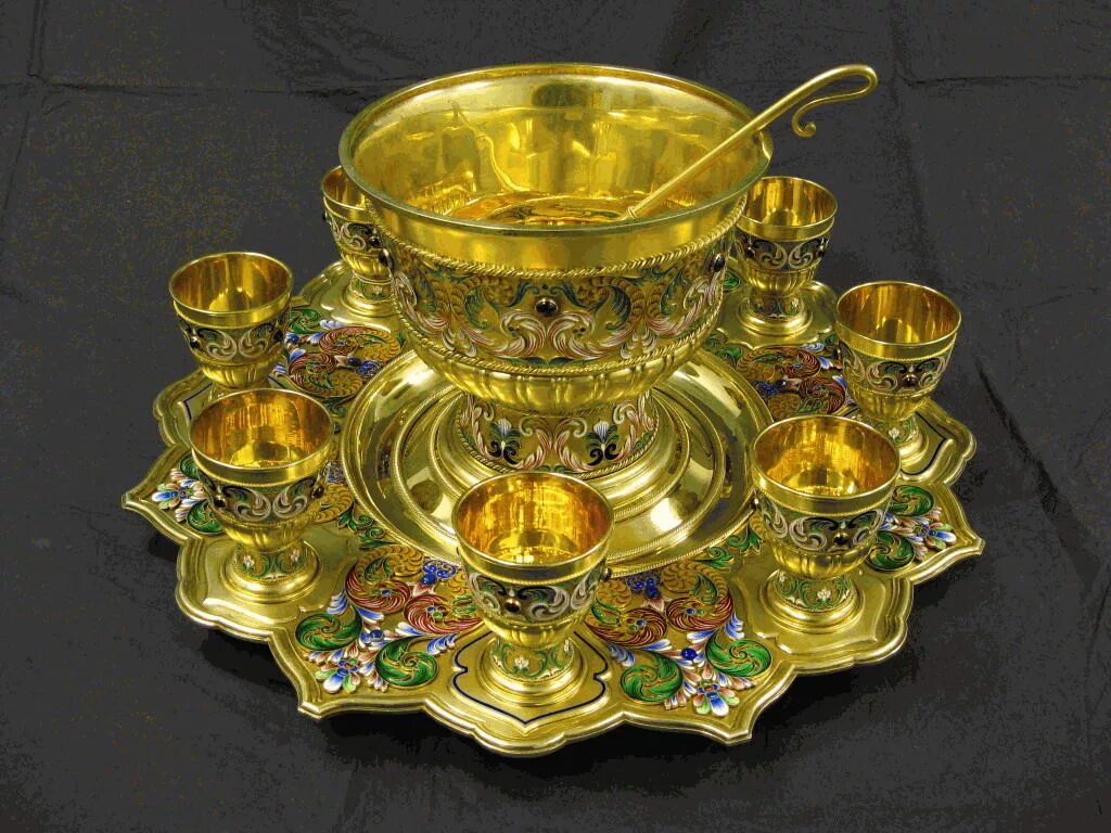 Золотистая посуда. Красивая посуда. Царская посуда. Золотая посуда с драгоценными камнями. Антиквариат посуда.