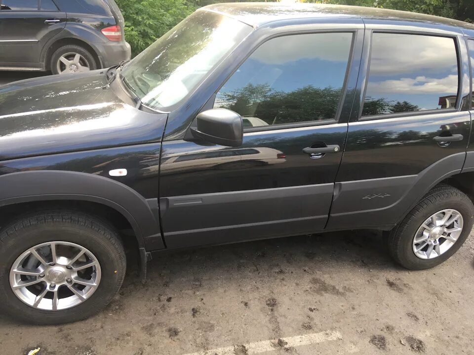 Chevrolet нива r17. Диски на ниву шевроле 15. Нива шевроле r17. Шевроле нива на r18 колесах. Диски лоцман нива шевроле.