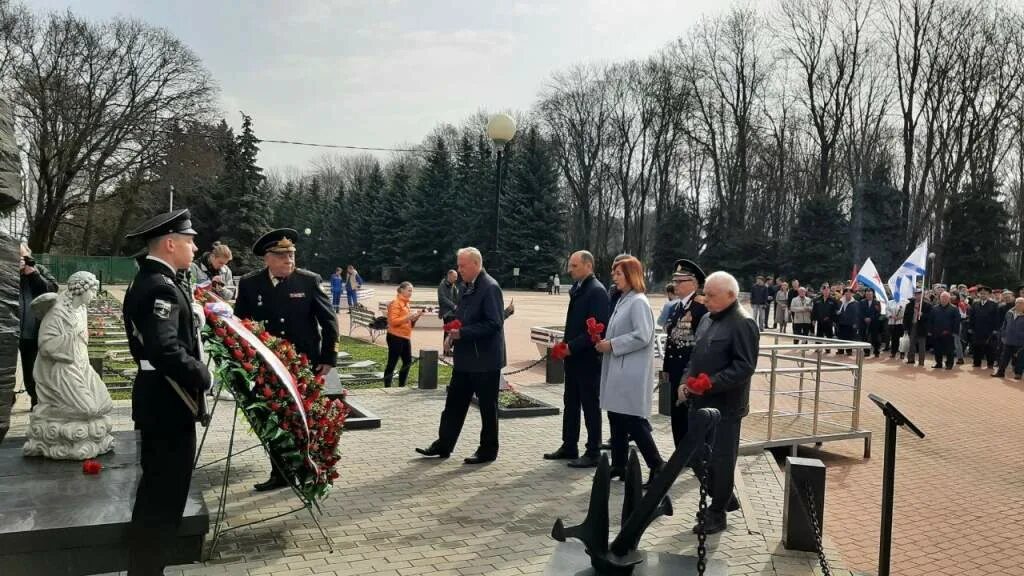 День памяти подводников 7 апреля. Военные памятники. Возложение цветов. Цветы на памятник. Возложение цветов к Вечному огню.