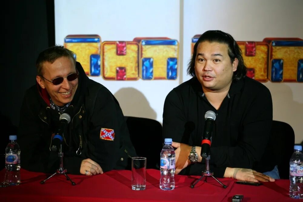 Кепи для мужчин. Мужчина в бейсболке и очках. Продюсер вячеслав дусмухаметов. Вячеслав дусмухаметов с женой. Ирина кайратовна азамат.