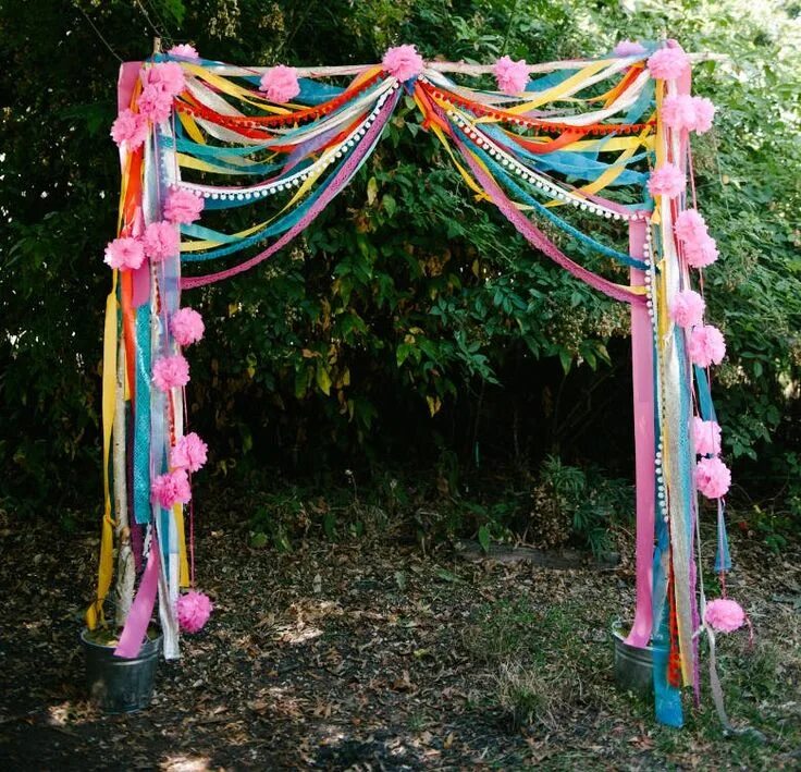 Оформление лентами в детском саду 10 DIY avec des cercles à broder Shake My Blog Decoraciones colgantes, Decoració