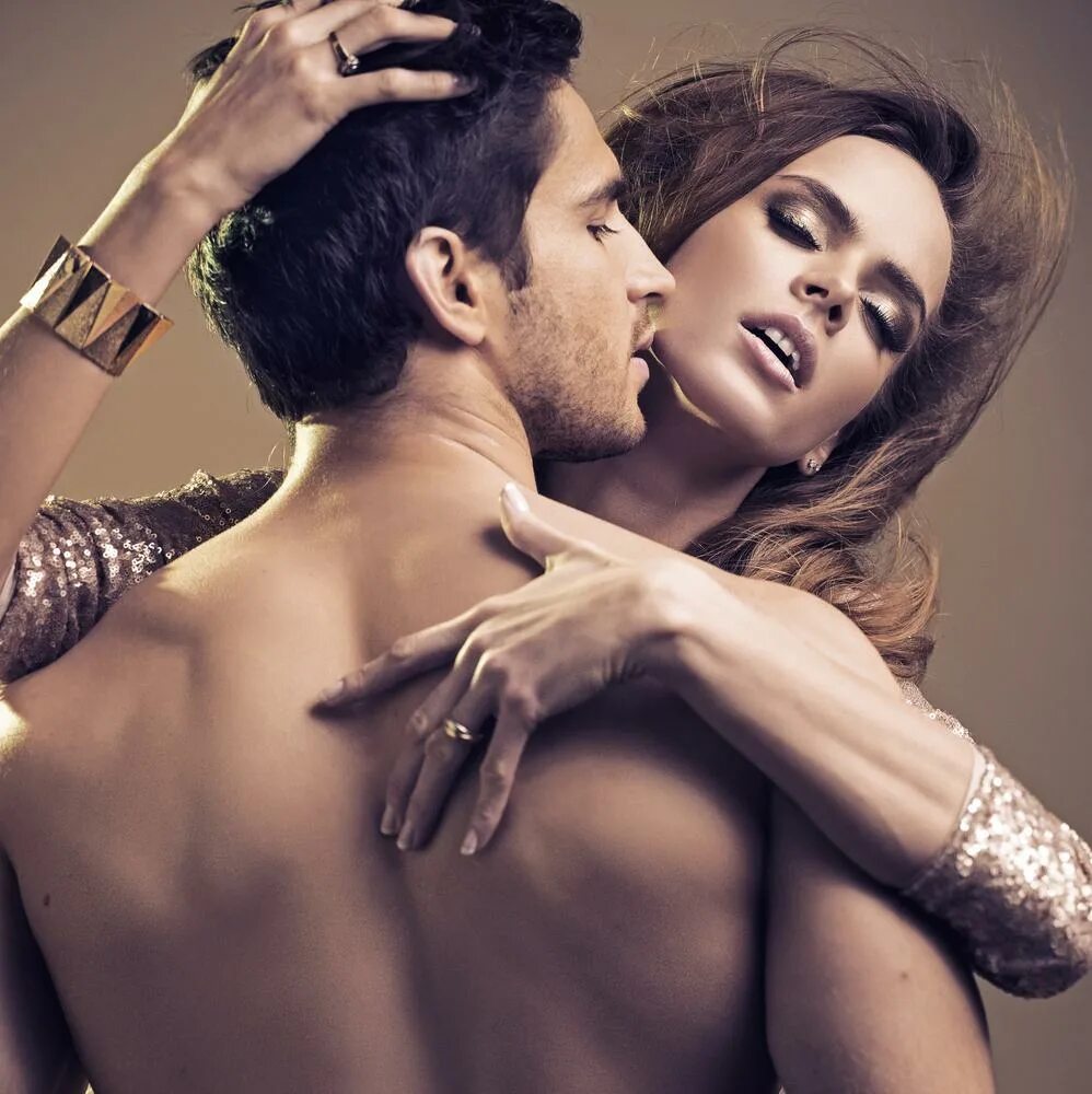 женщина на лице у мужчины. красивая пара. страстный мужчина. Irina shayk муж. мужчина и женщина.