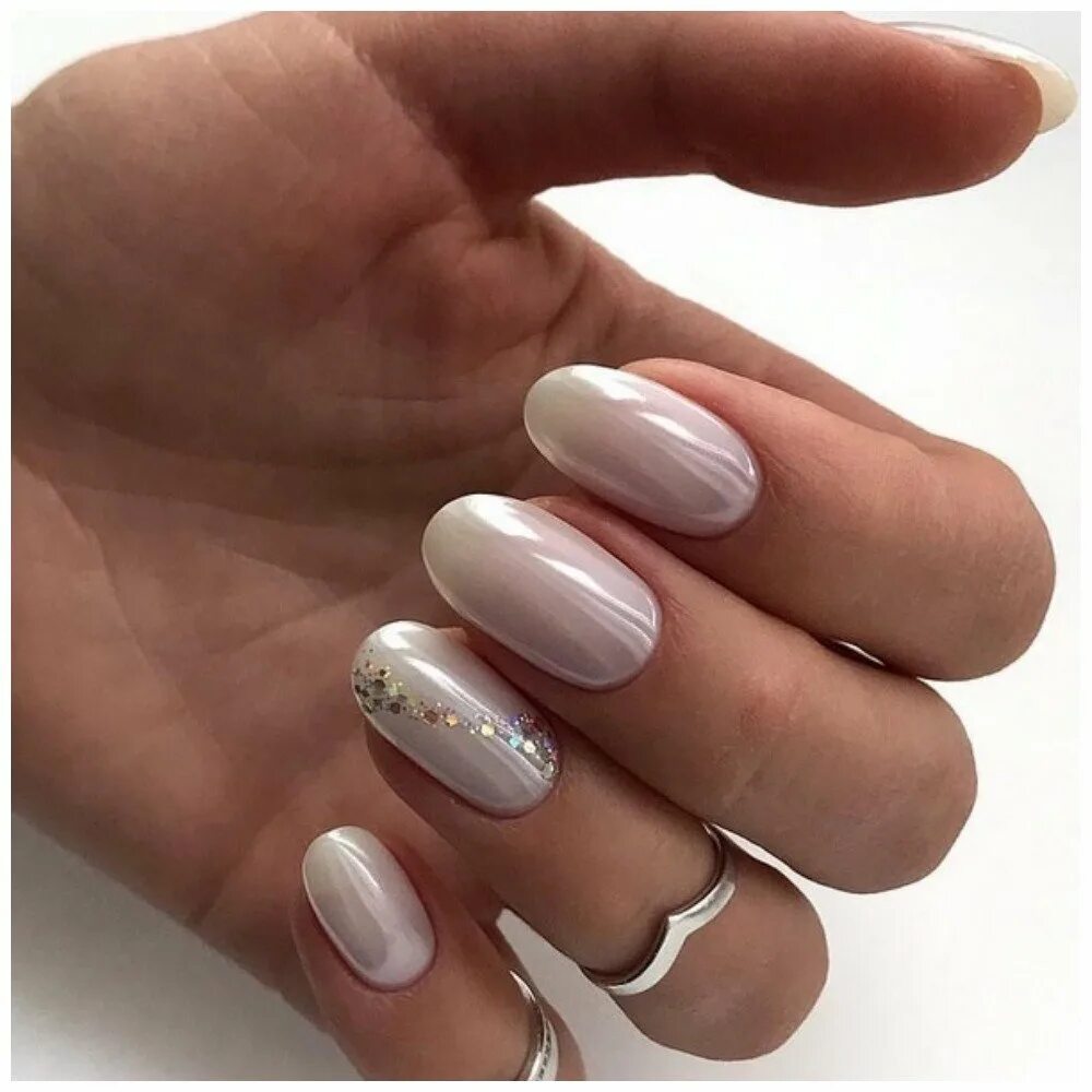 белый маникюр с жемчужиной втиркой. жемчужный маникюр 2022 хейли бибер. маникюр 2020 втирка жемчужная. жемчужная втирка 2022. маникюр миндаль 2023 жемчужная втирка.