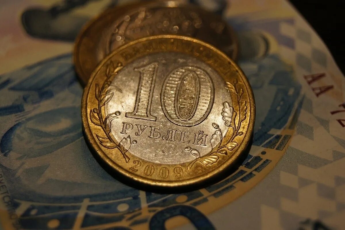 Рубль под новый год. Банковский дефолт. Рубль доллар монета. Пятирублевые банкноты. Пятирублевая купюра.