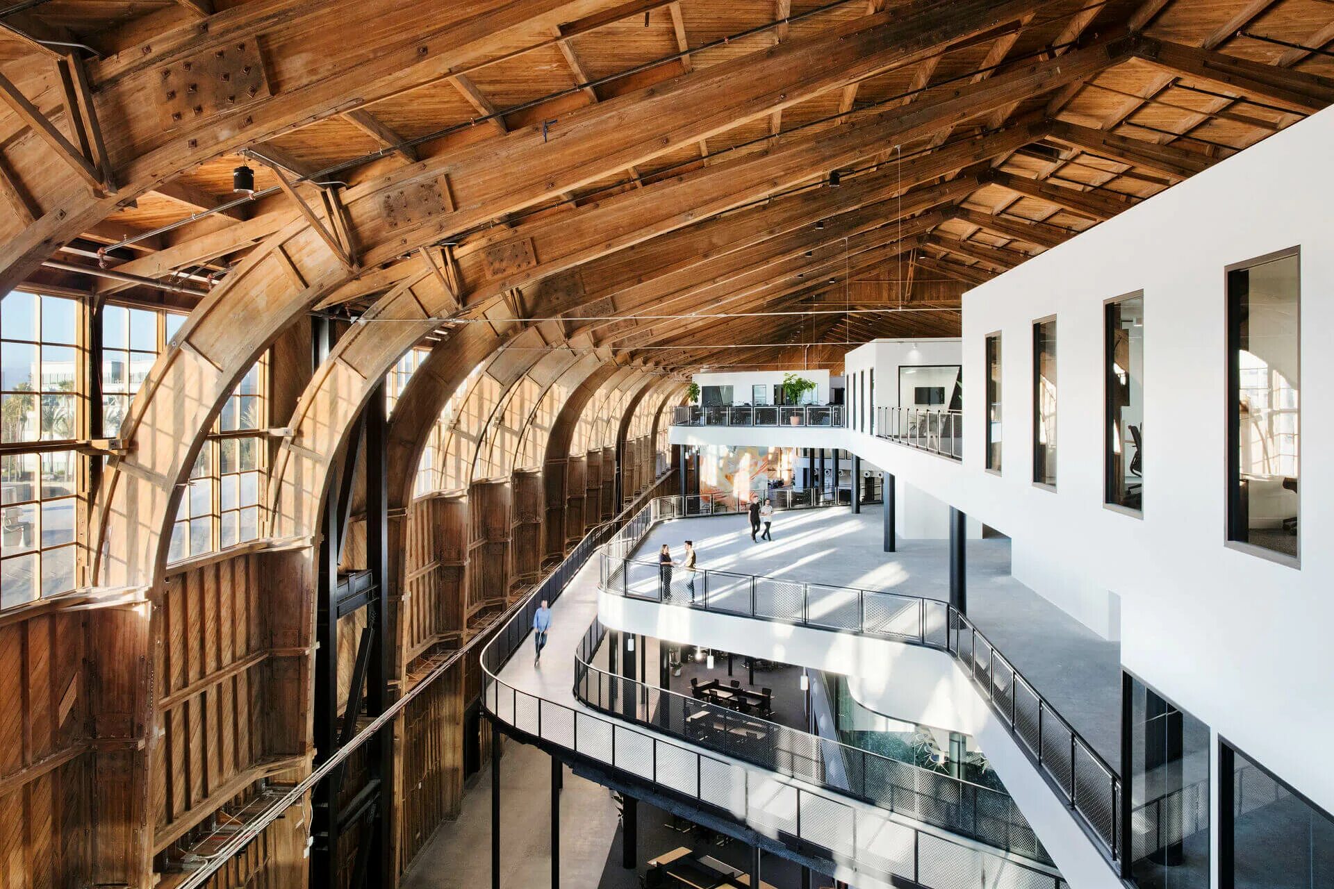 Офис в ангаре. Ангар в стиле лофт. Дом ангар внутри. Дом в ангаре внутри. Офис в ангаре.