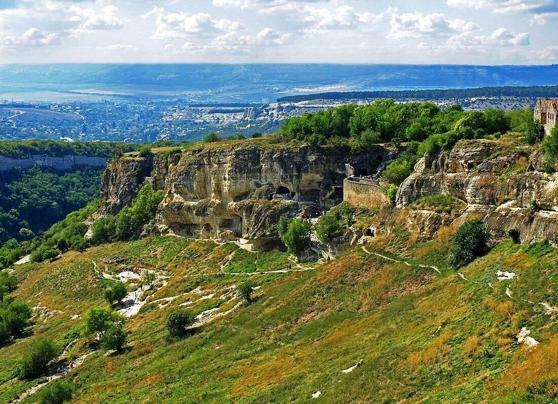 Города в горном крыму. Чуфут-Кале Бахчисарай. Бахчисарай крепость Чуфут Кале. Бахчисарай пещерный город Чуфут-Кале. Пещерный горд Чуфут калк.