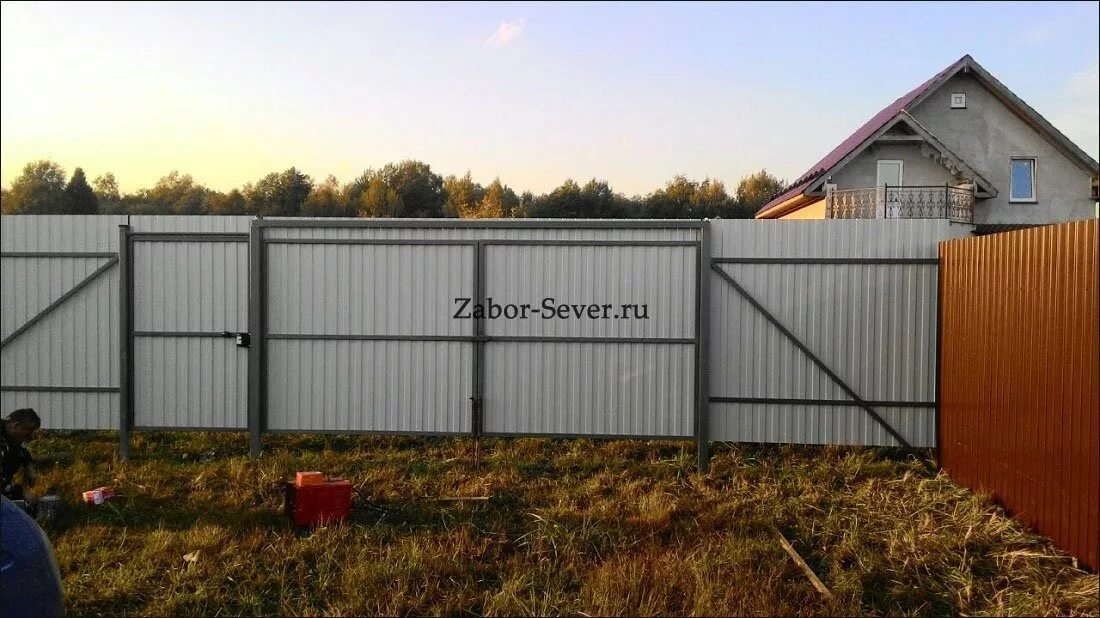 проекты металлических ворот. ворота находятся на 15 м южнее. расположение ворот и калитки на участке. проект забора с калиткой. ворота находятся на 15 м южнее.