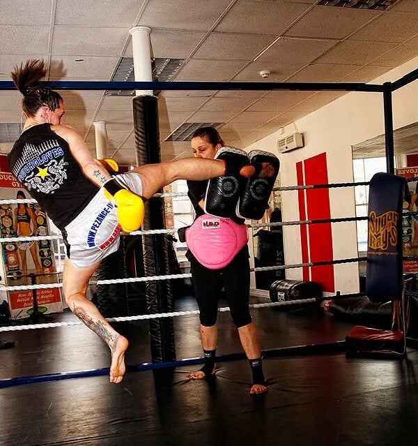 Леди бокс. Kickboxing Gym. Touching Boxing public.