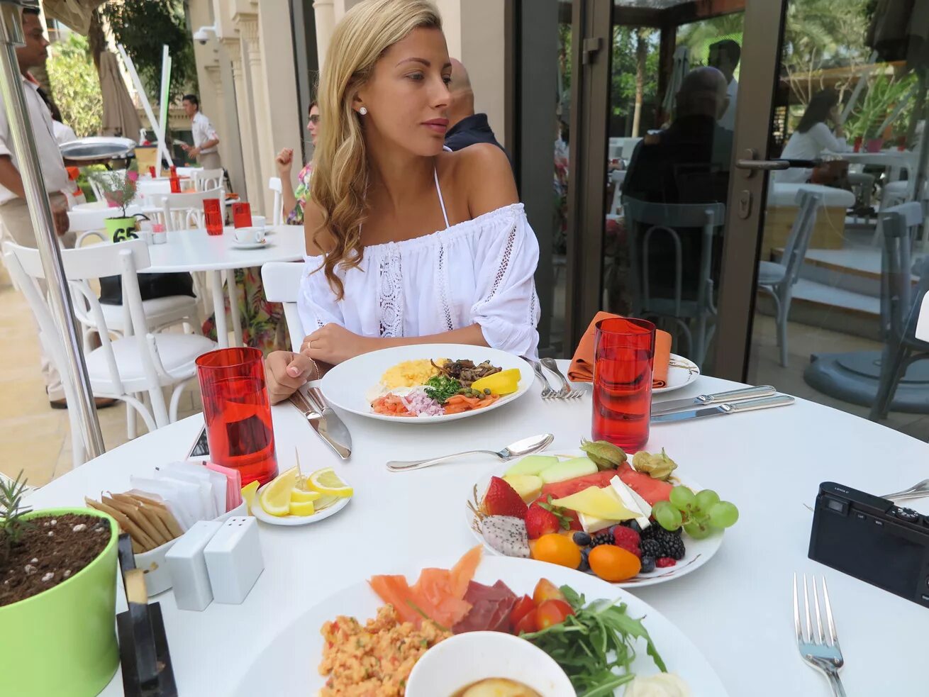 Завтрак в оаэ. Завтрак в эмиратах. Завтрак в оаэ. Завтрак в оаэ. Завтрак в дубае фото.