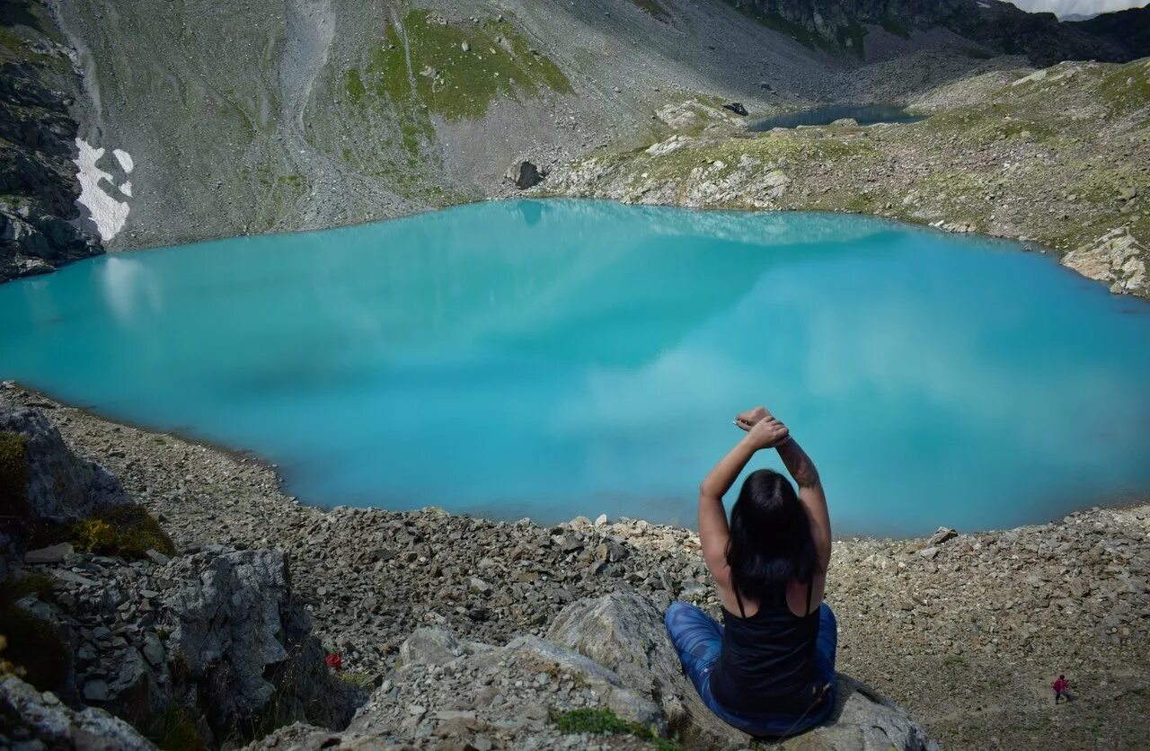 село архыз в октябре. горный курорт архыз. архыз туристы. поход на софийские озера архыз. архыз 2022 горнолыжный курорт.