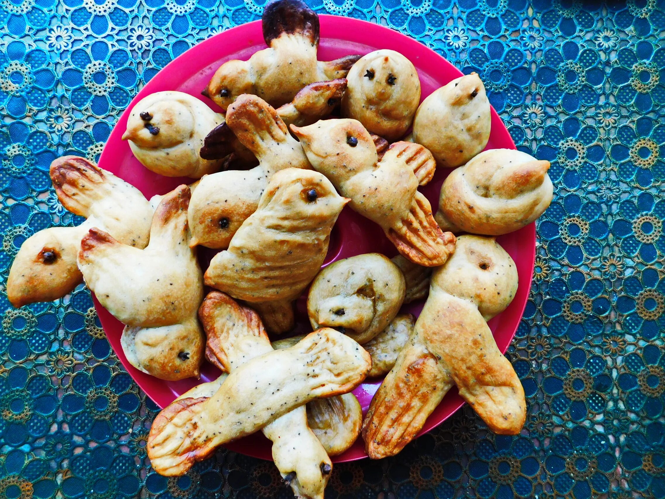 Жаворонки из теста. Булочки. Жаворонки праздник. Сороки жаворонки печеные. Жаворонки праздник 2022.