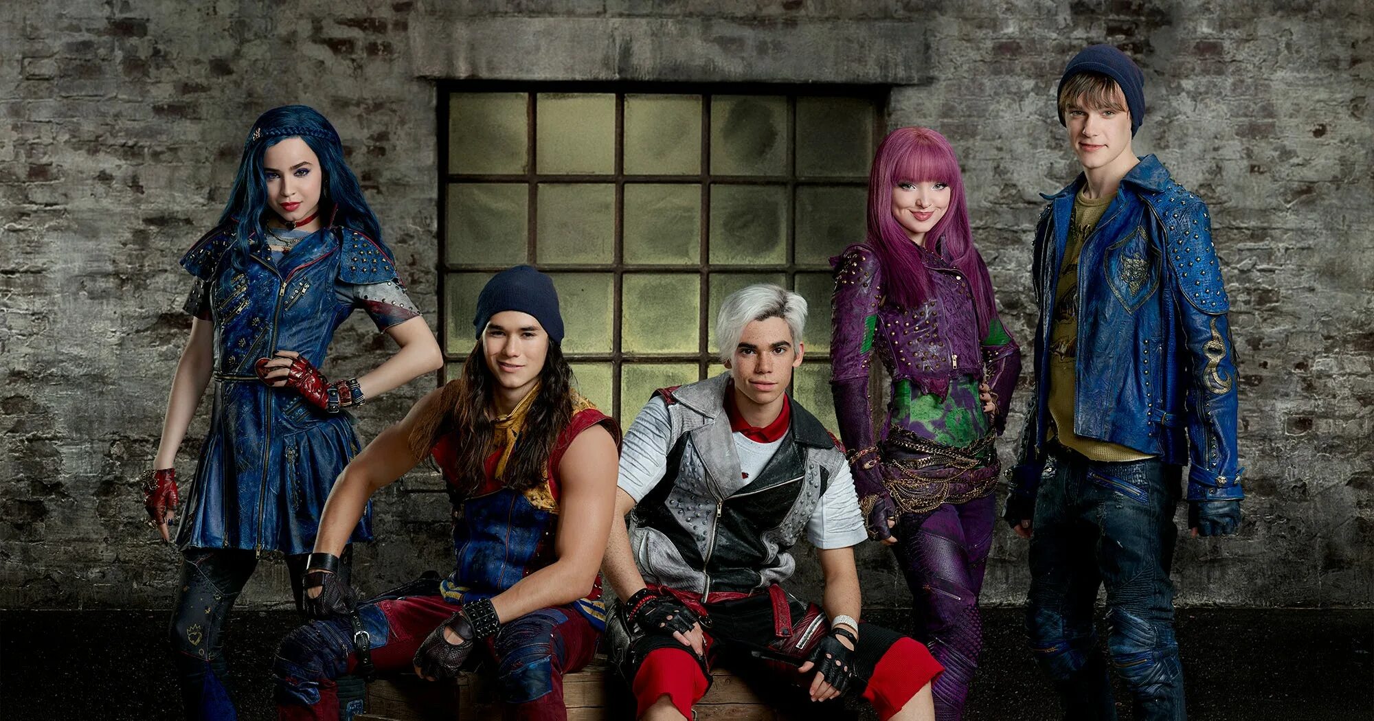 Наследники дома. Наследники (descendants) 2015. Наследники Дисней 2. Наследники Мэл и Карлос. Мэл и Карлос поцелуй.