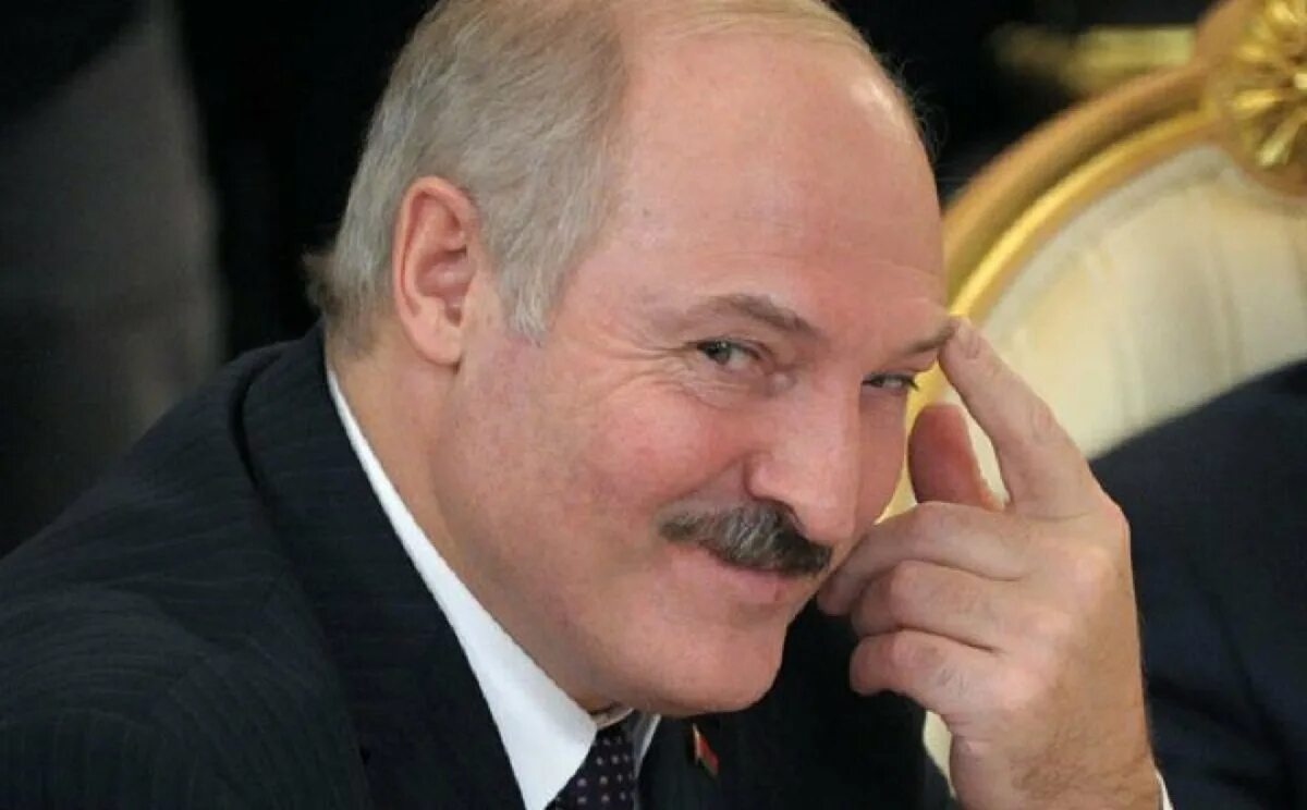 Лукашенко у власти сколько в качестве президента. Лукашенко улыбается.
