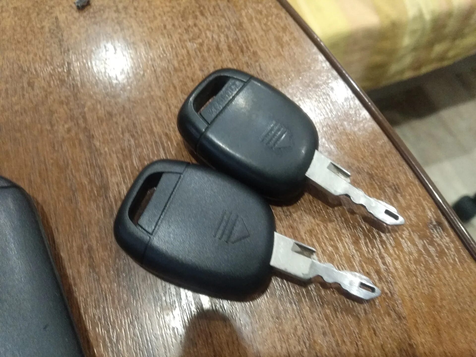 Не поворачивается ключ рено логан. Ключ renault logan 2. Ключ рено логан 2. Ключ от рено логан 2. Выкидной ключ рено логан 1.
