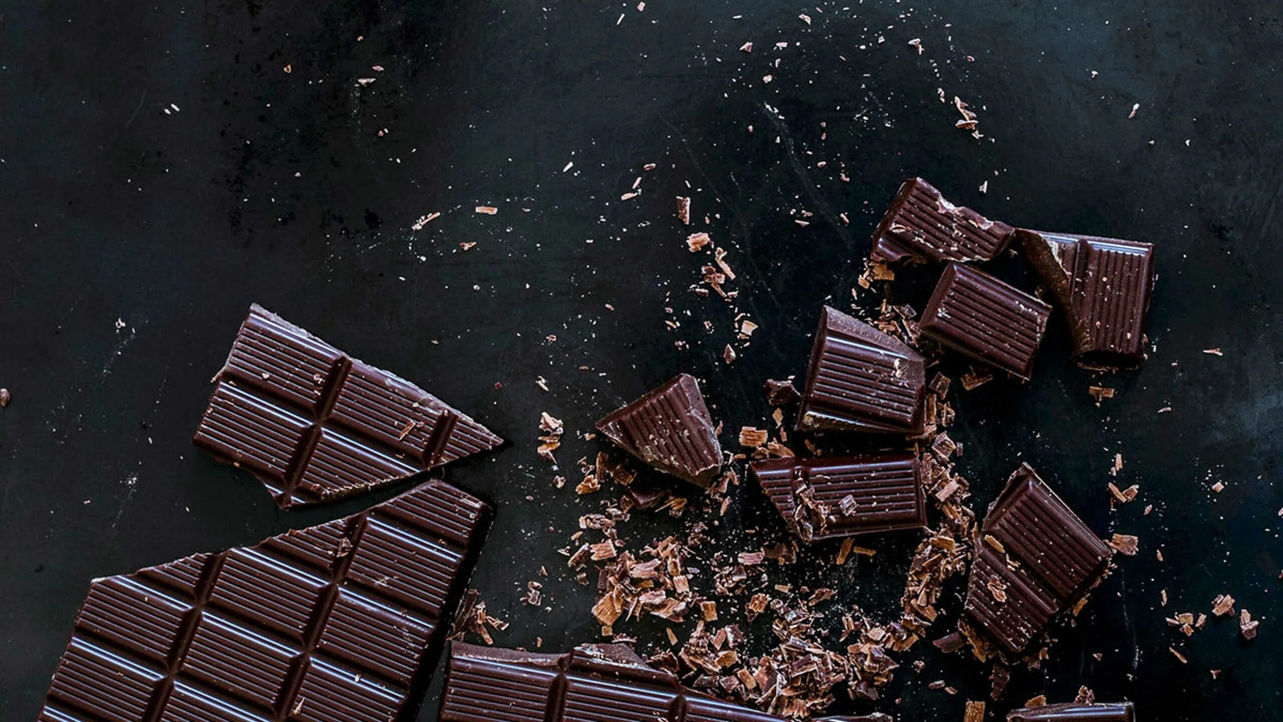 Ночью ем шоколад. Шоколад. Шоколад на черном фоне. Шоколад фон. Плитка шоколада.