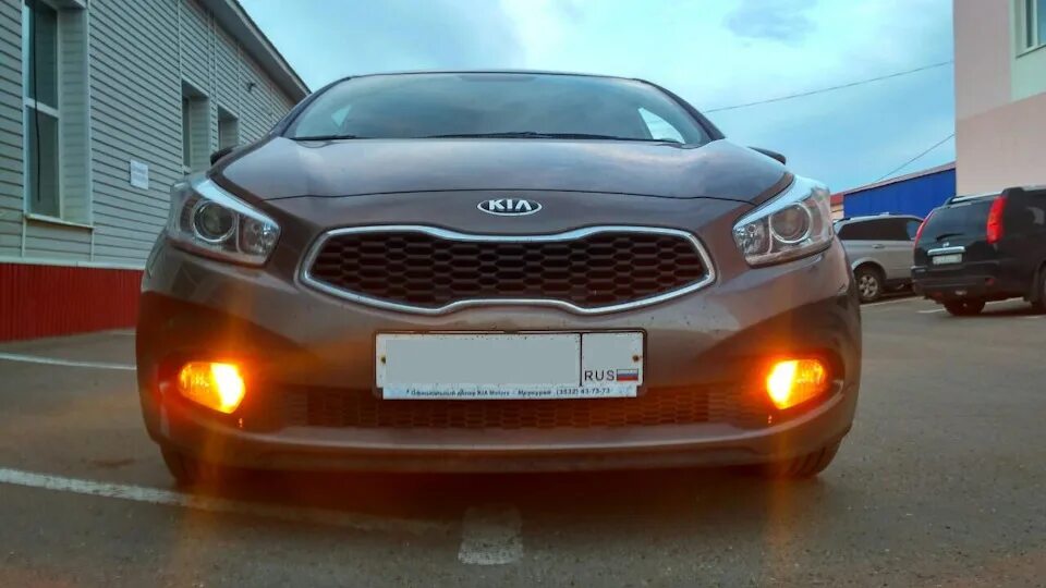 Желтые дхо. ДХО Kia Ceed 3. Киа СИД оранжевые габариты. Kia Ceed желтые габариты. Kia Ceed галоген отражатель.