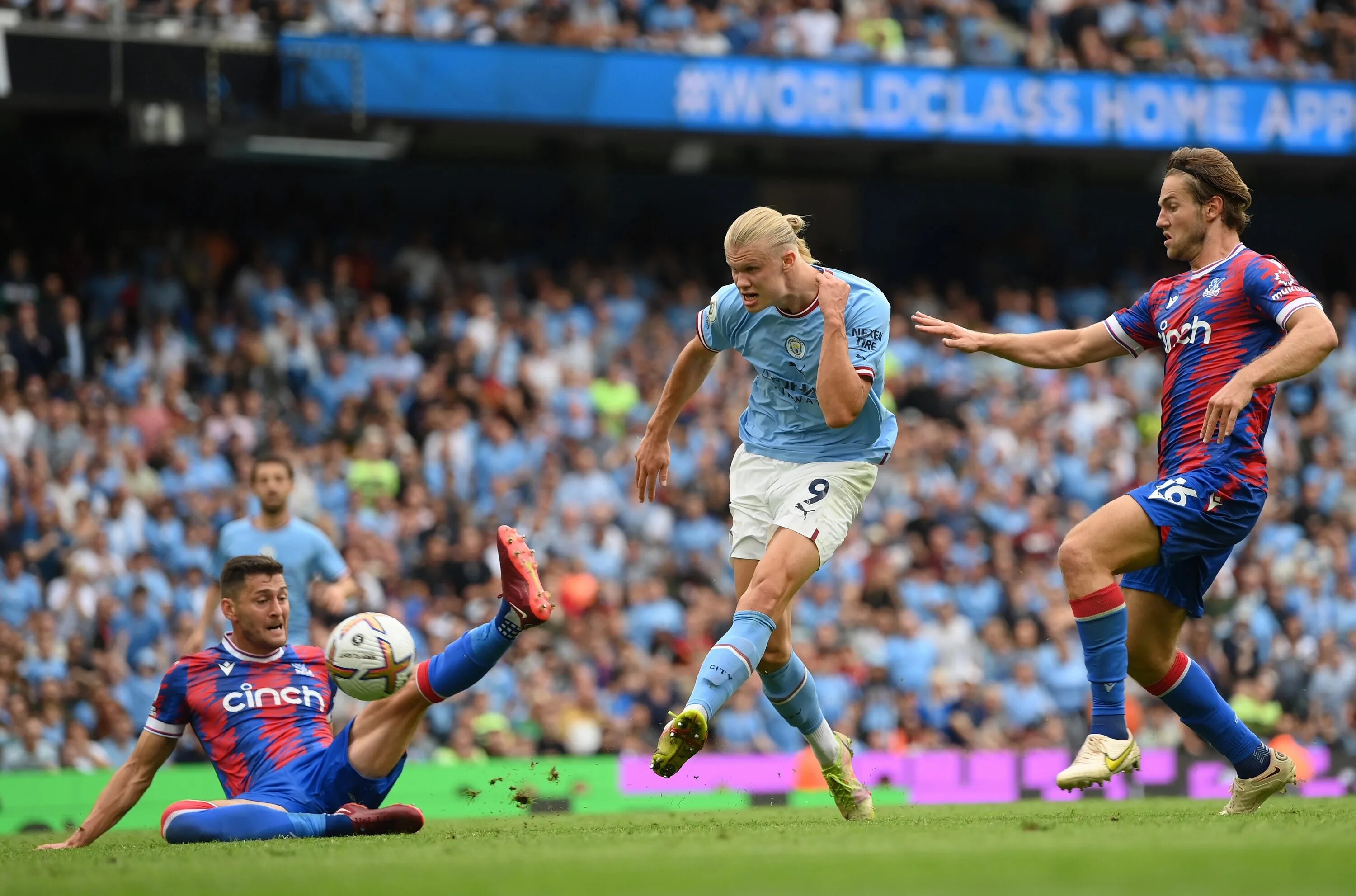 Vs crystal. Эрлинг Холланд Манчестер Сити. Erling Holland man City. Erling Haaland vs Gvardiola Manchester City. Xaaland 9номер Манчестер Сити.