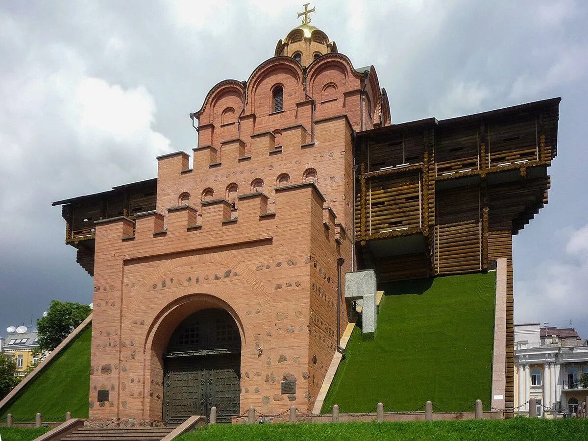 Надвратная башня. Золотые ворота во Владимире 1158-1164.