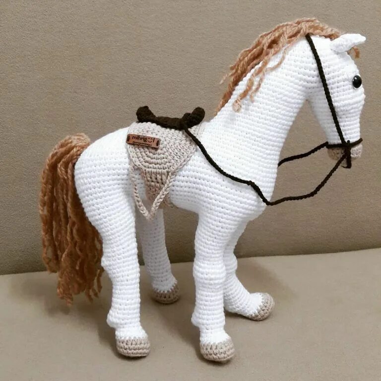 Связанные лошадки. Лошадь Хейли амигуруми. Вязание крючком лошадка. Вязание крючком лошадь. Лошадка амигуруми крючком.