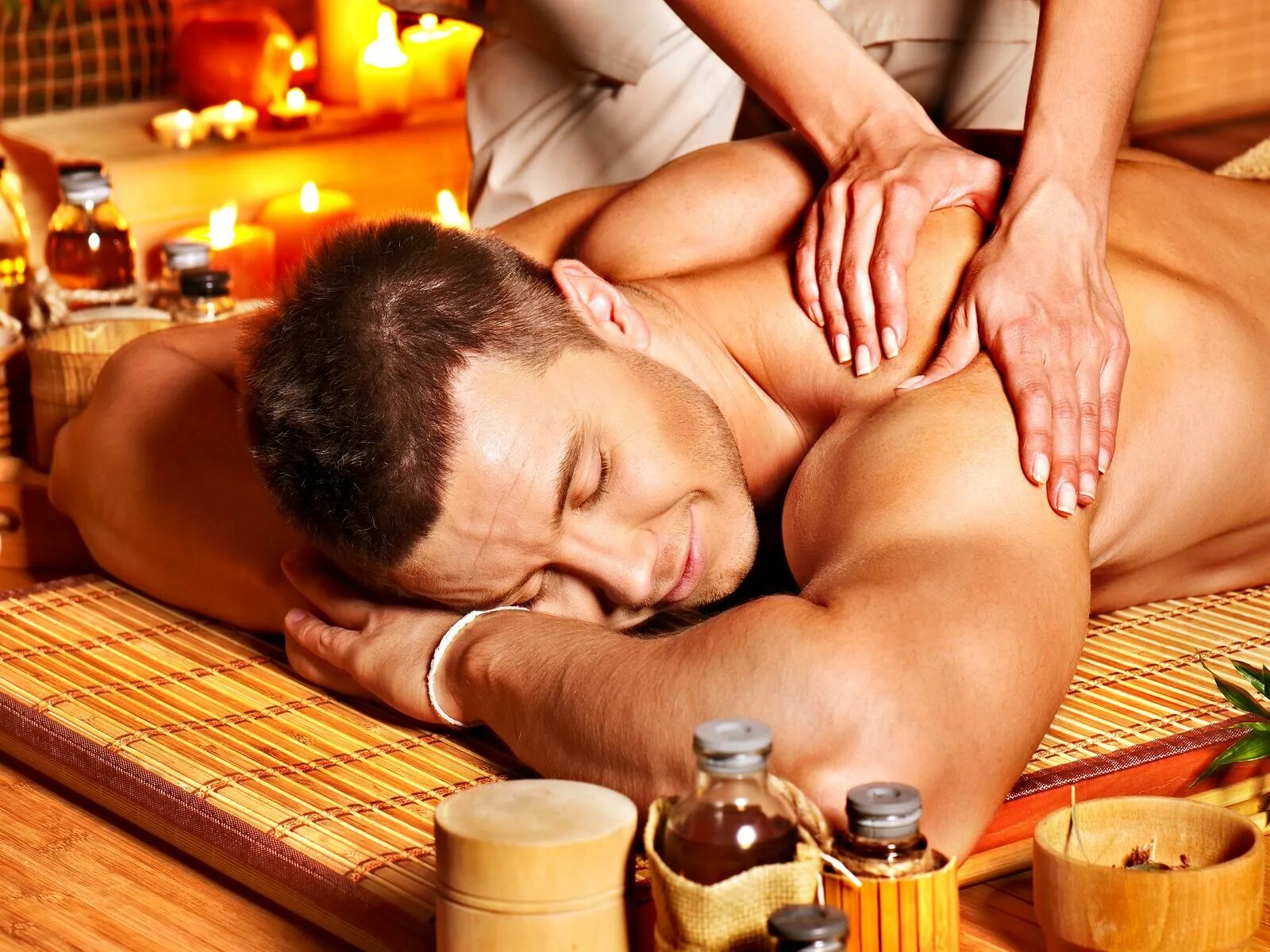 Авито массаж. Королевский тайский Spa массаж. Спа бамбуковый массаж. Фото Королевский массаж мужчине. Тайский массаж с аромамаслами для мужчин.