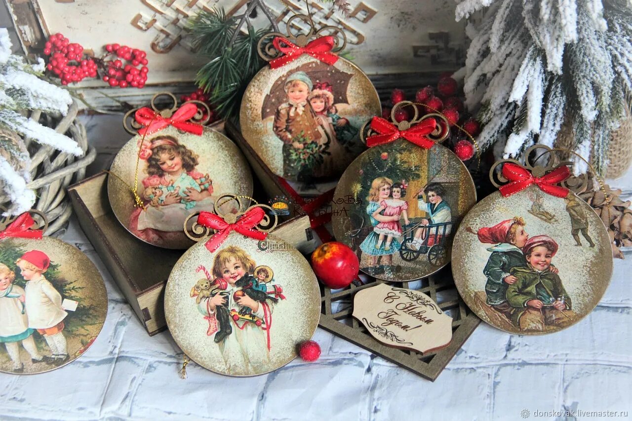 новогодний декор деревянных заготовок. раскрашивание деревянных заготовок. плоские елочные игрушки. декупаж елочных игрушек. деревянные новогодние игрушки.