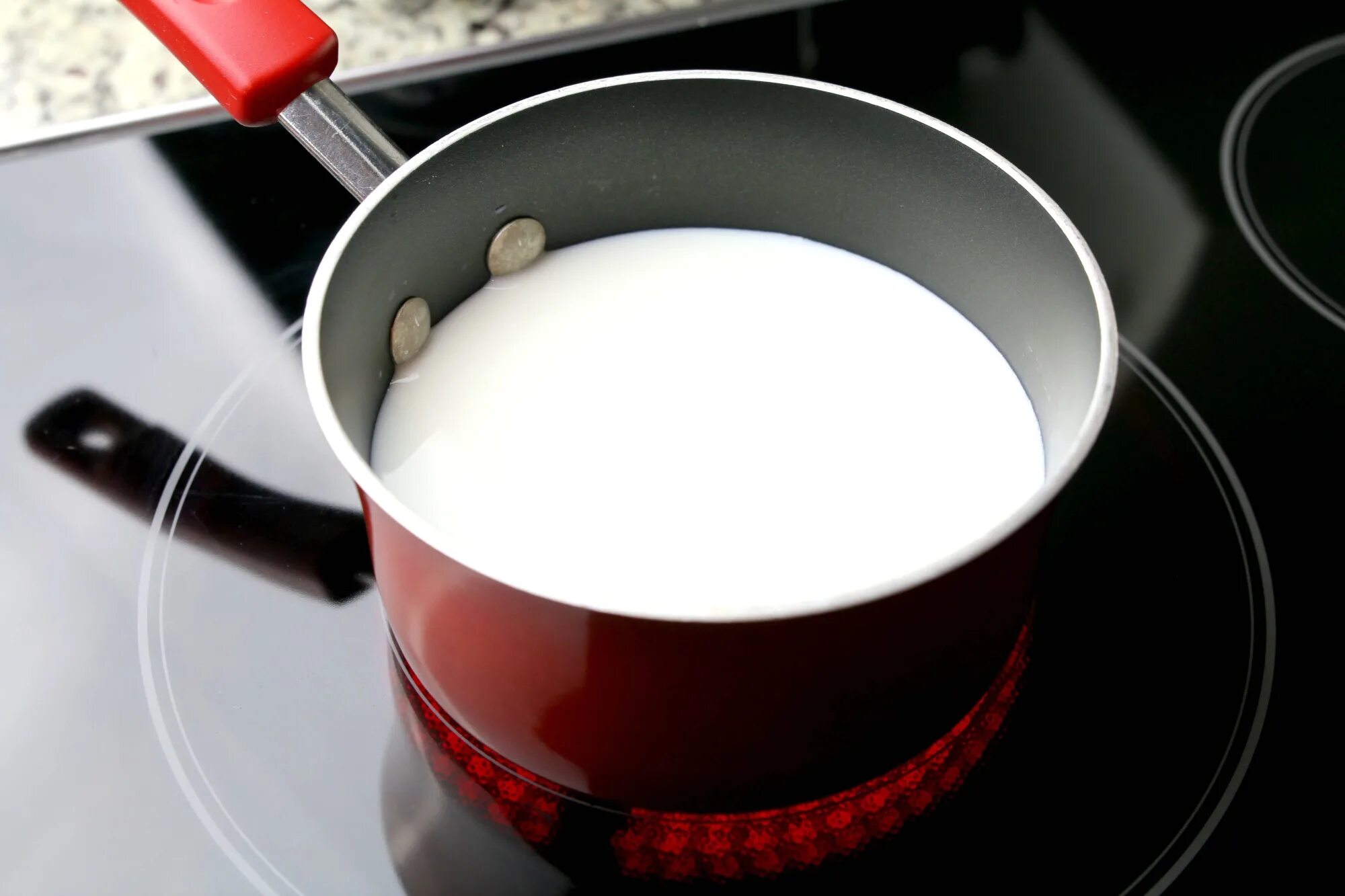 кипящее молоко в кастрюле. кипятить молоко лучше в. молоко в кастрюле. кипятить молоко лучше в. кипящее молоко ритуал.