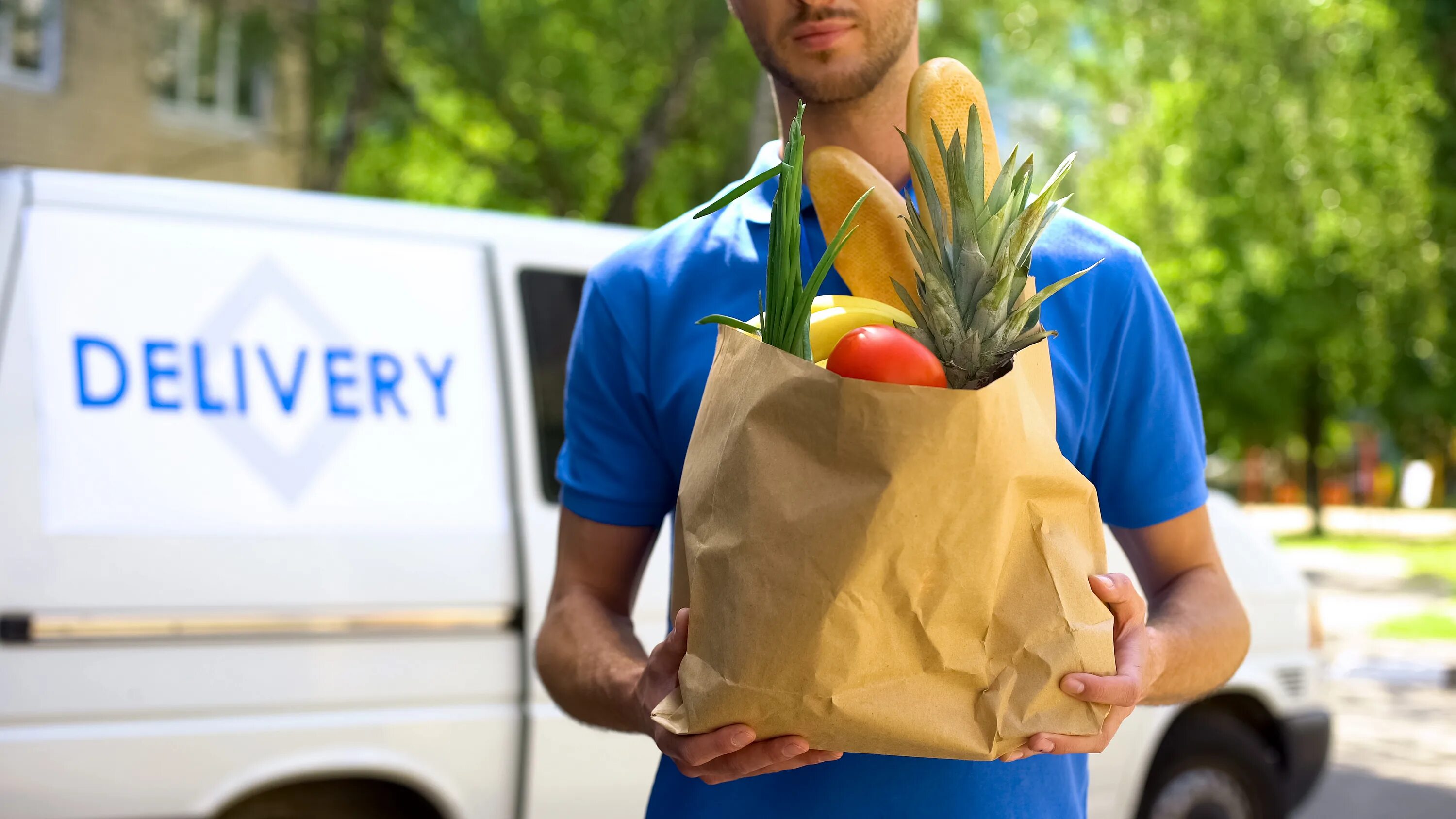 Доставку каждого отдельного пакета. Курьер с продуктами. Доставщик еды. Курьер доставка продуктов. Сервисы доставки продуктов.