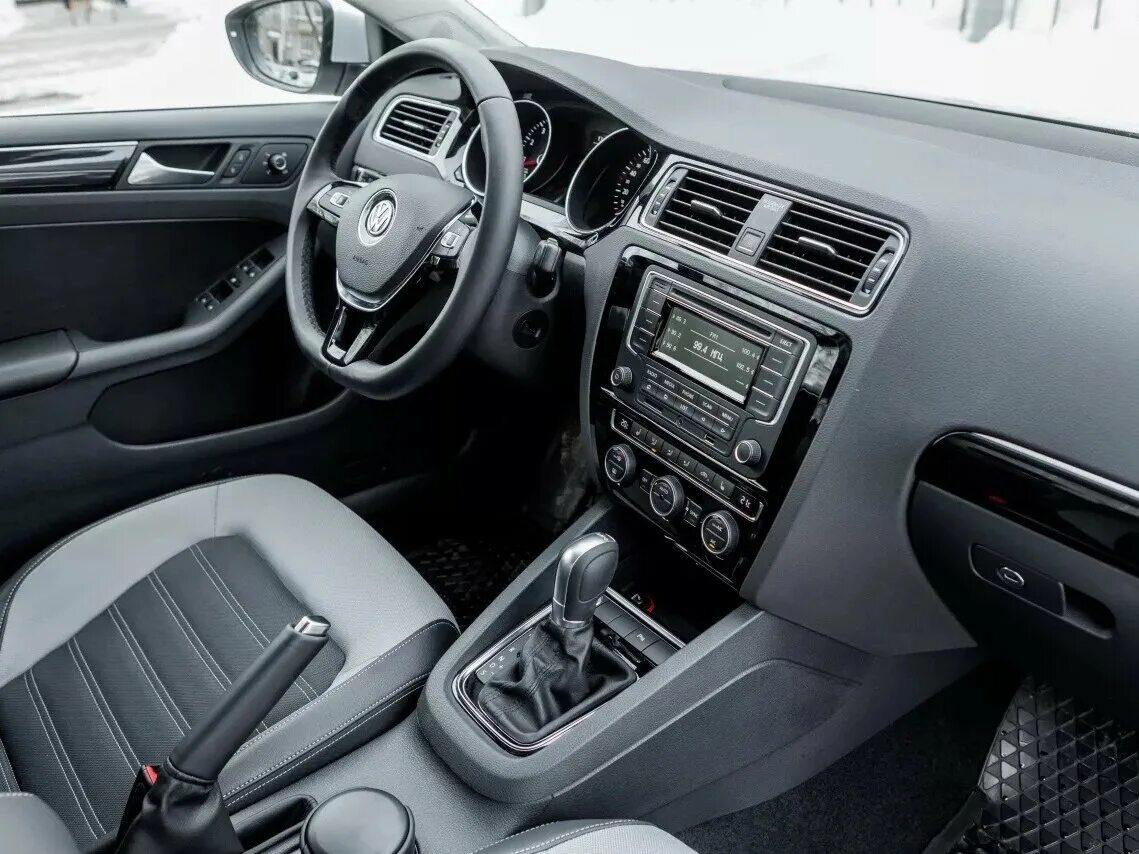 Volkswagen jetta 2017 интерьер. Новый фольксваген джетта 2023. Volkswagen jetta 6 салон. Комплектации джеты. Jetta 2015 салон.