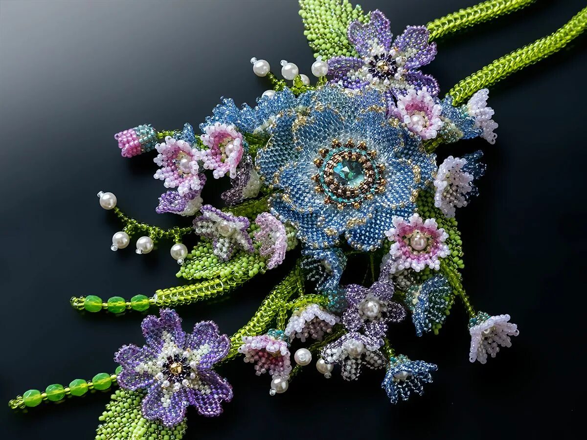 Бисерное низание. Бисер цветы из бусин. Идеи для бисероплетения. Цветы из бусин. Бисерные украшения казари сакуиро.