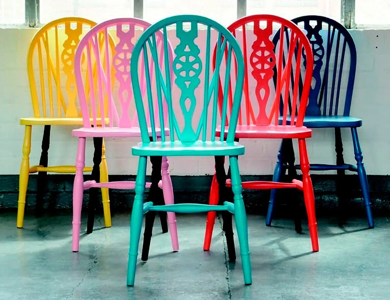 Стулья в teak house. Цвета стульев деревянных. Цвета стульев деревянных. Стул с полосатой обивкой. Оранжевый табурет деревянный.