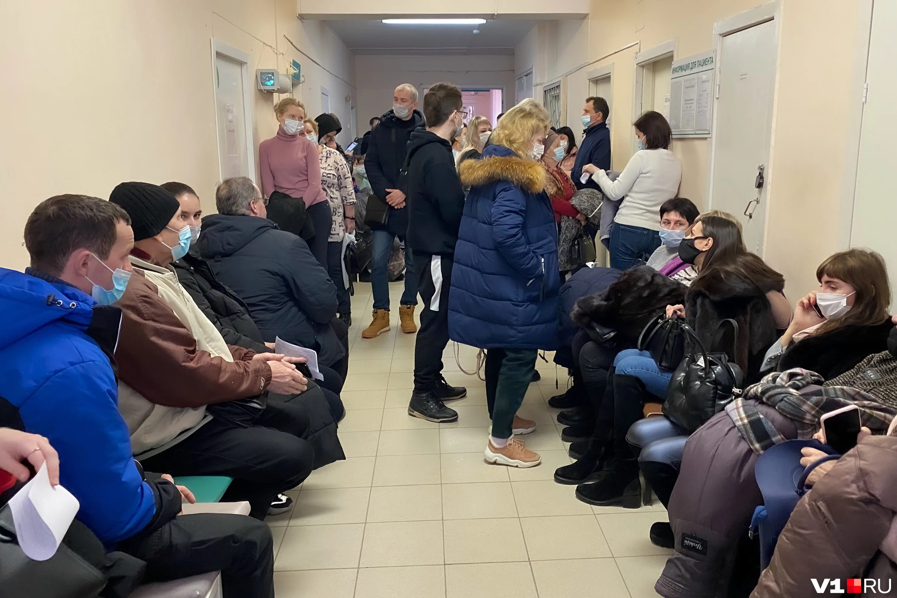 Бабка в очереди. Очередь в поликлинике. Очередь в детской поликлинике. Очередь к врачу. Очередь в поликлинике.