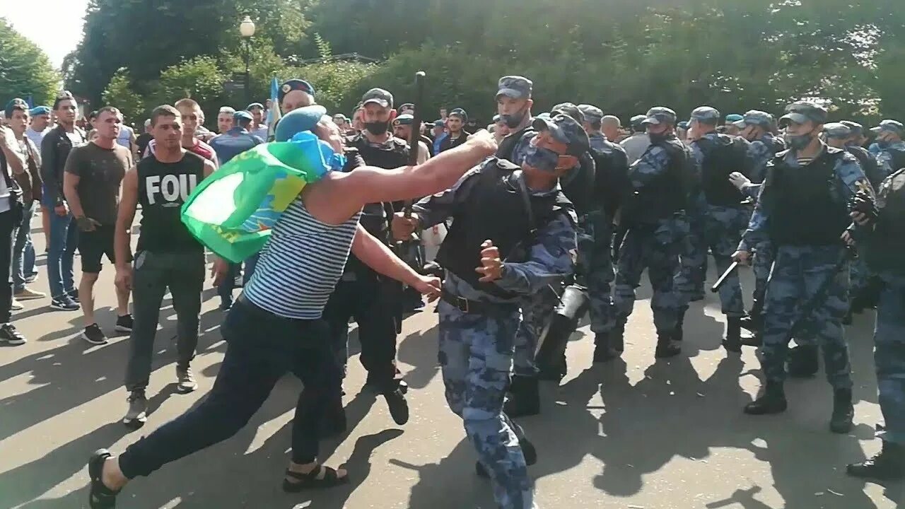 Омон драки. ВДВ против Росгвардии парк Горького. ВДВ парк Горького. Десантники в парке Горького.