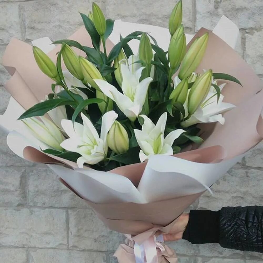 3 лилии букет. Упаковка для букета из лилий. Букет из 15 белых тюльпанов. Лилии цветы москва. Лилии цветы москва.