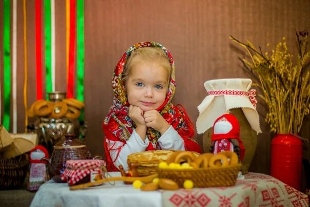 Фотозона масленица в помещении своими руками. Фотозона на Масленицу в детском. Фотозоны на Масленицу. Фотозона на Масленицу в детском саду. Масленица оформление фотозоны.