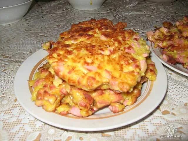 Драники с сыром и колбасой. Драники картофельные с колбасой. Драники картофельные с колбасой на сковороде. Драники с колбасой и сыром. Оладьи с колбасой и сыром.