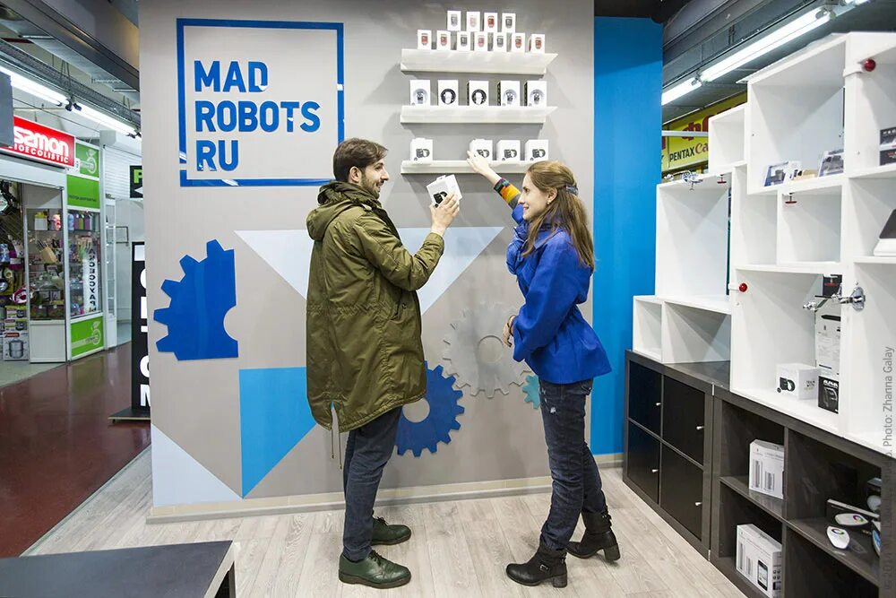 Madrobots магазин. Магазин гаджетов. Madrobots logo. Магазин гаджетов в аэропорту. Madrobots