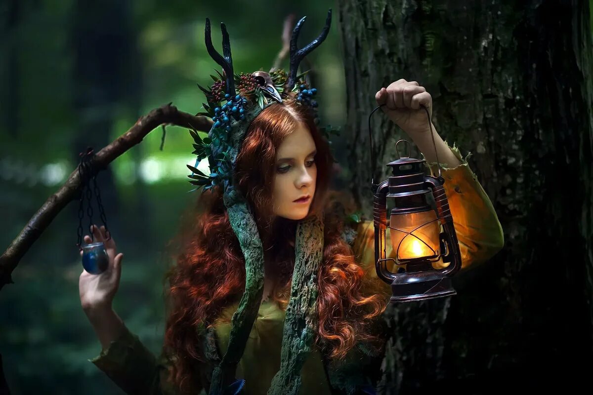 Заколдую слушать. Лесная ведьма. Лесная колдунья. Ведьма в лесу. Колдунья в лесу.