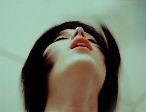 закатанные глаза девки. закатанные глаза девки. девушка с закатанными глазами. эмма робертс мэдисон монтгомери. карен смит mean girls.