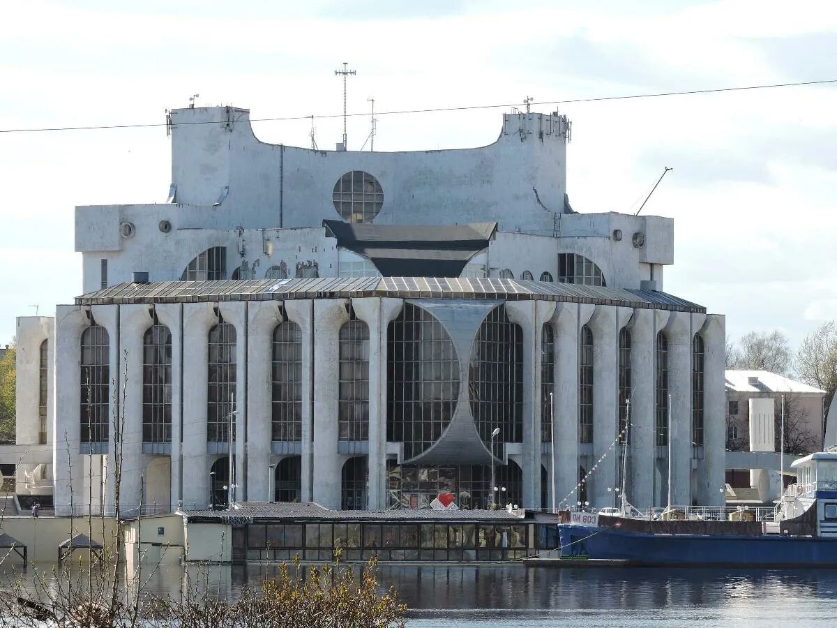 Сайт театра великий новгород. Драмтеатр Великий Новгород. Новгородский драматический театр Великий Новгород. Новгородский областной Академический театр драмы имени Достоевского. Театр Достоевского Великий Новгород.