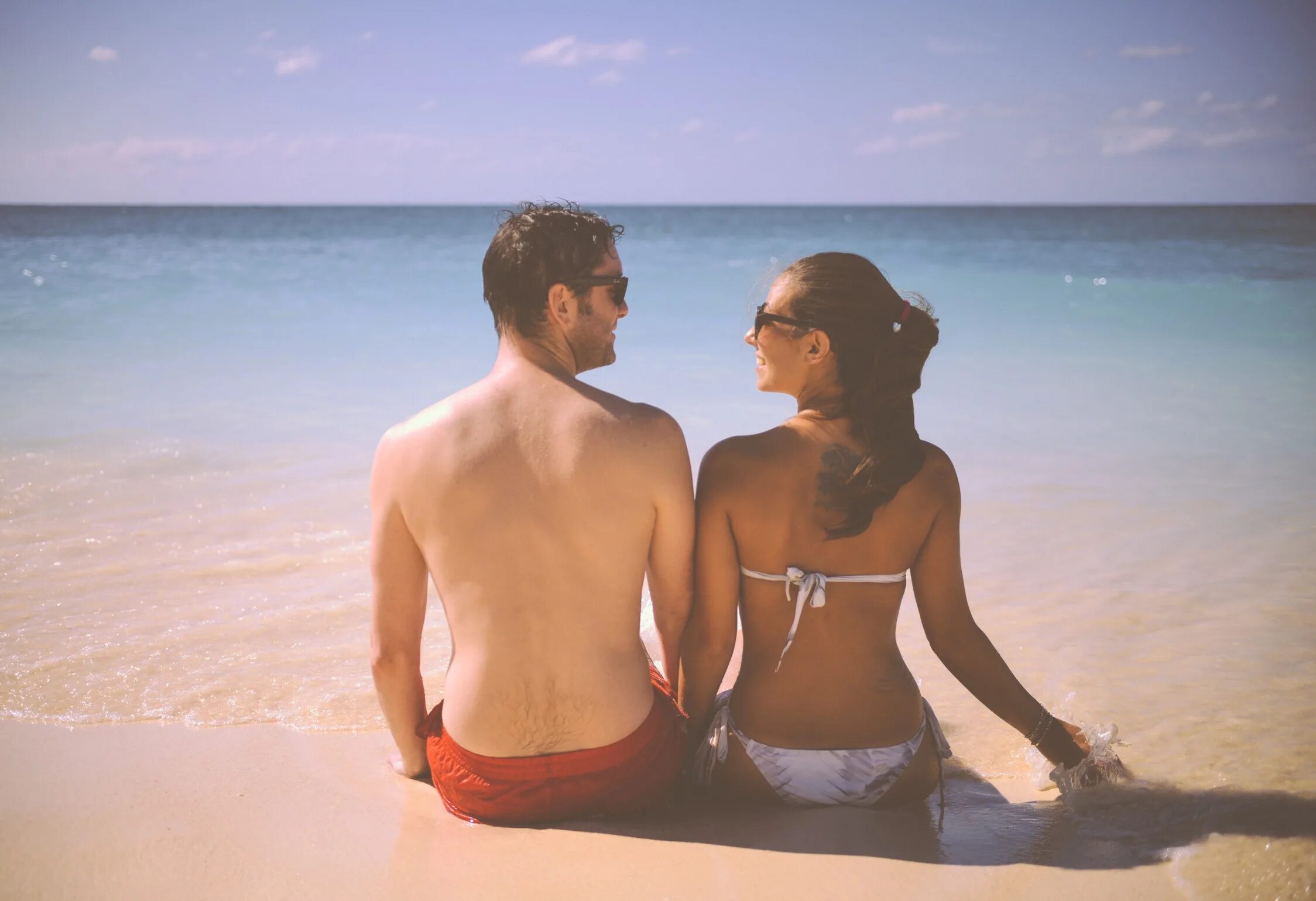 Страстные пляжи. Пара на пляже. Мужчина и женщина на пляже. Пляж море люди. Парень и девушка на пляже.