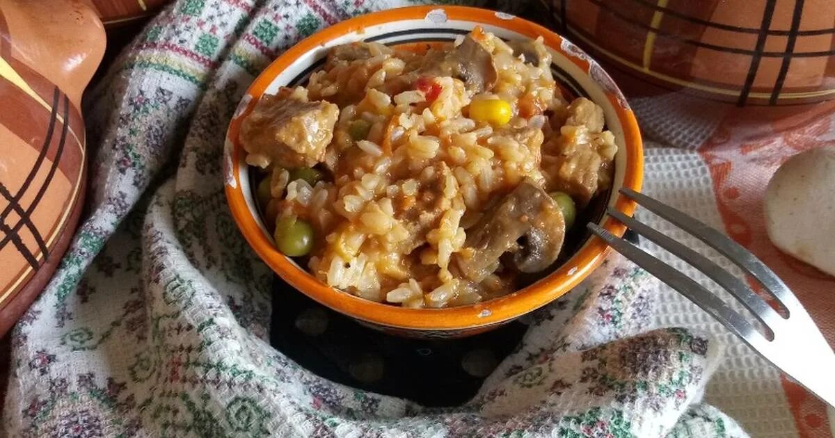 рис в горшочках. рис в горшочках в духовке. рис в горшочках в духовке. горшочек рис с овощами. вьетнам рис блюдо.