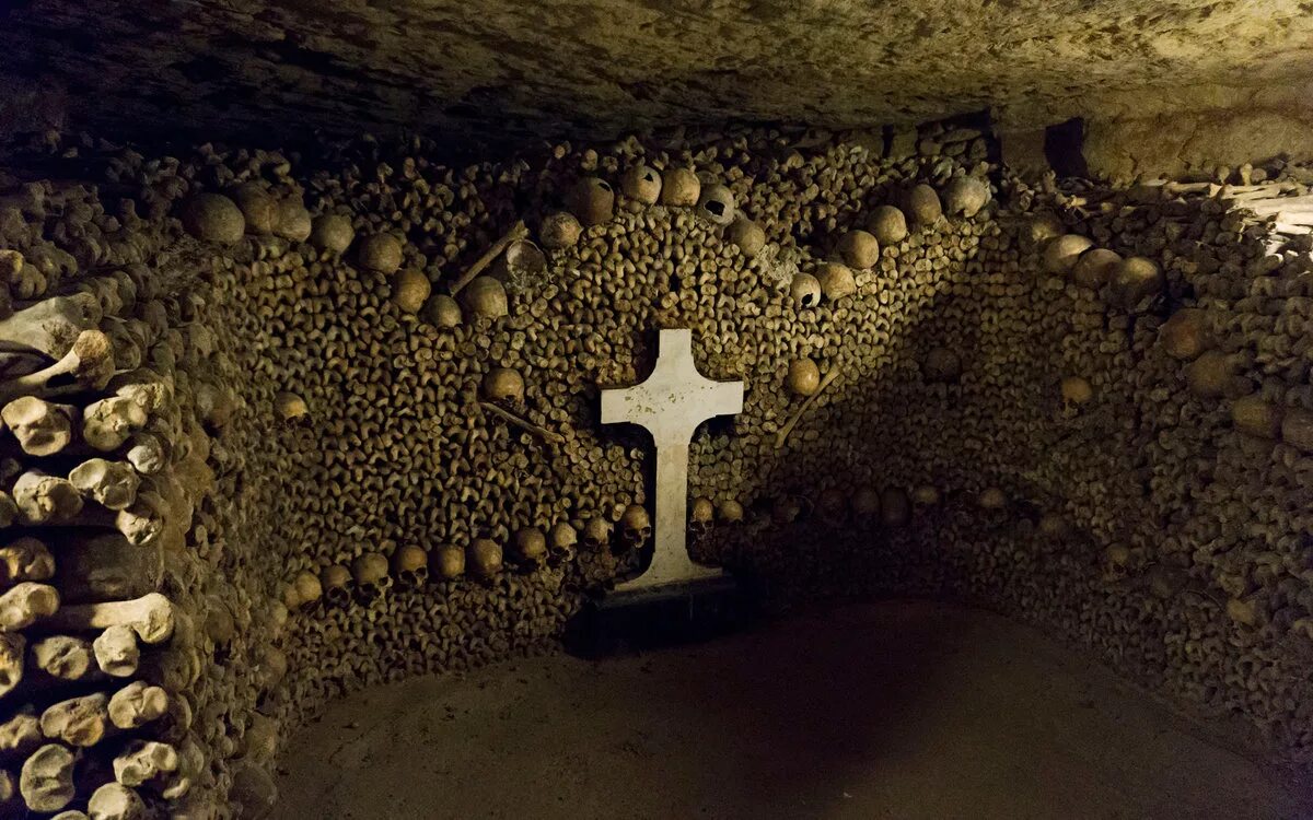 The catacombs of solaris revisited. Катакомбы Парижа (Catacombs of Paris), Франция. Кладбище под Парижем катакомбы. Париж катакомбы город мертвых. Оссуарий Париж катакомбы.