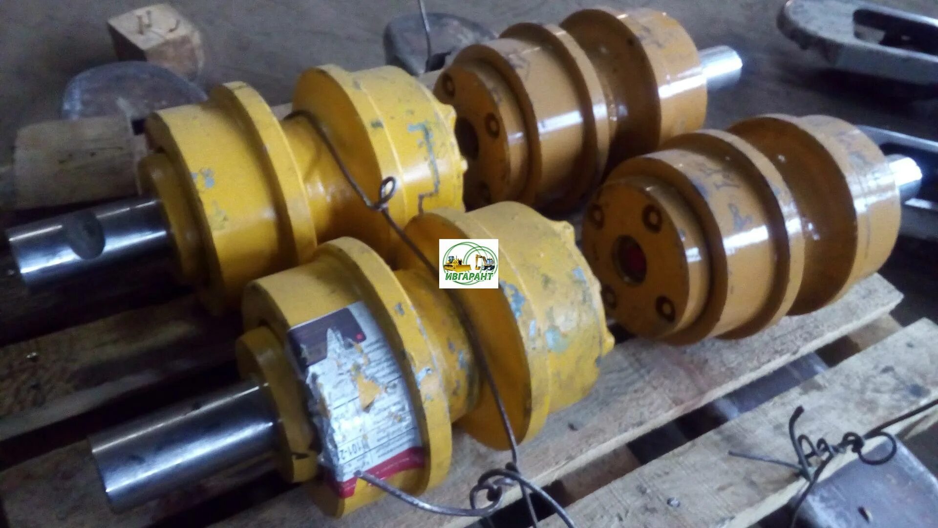 Каток опорный однобортный 208-30-00232. Каток сб. Каток опорный однобортный бульдозера. 00. Каток сб.